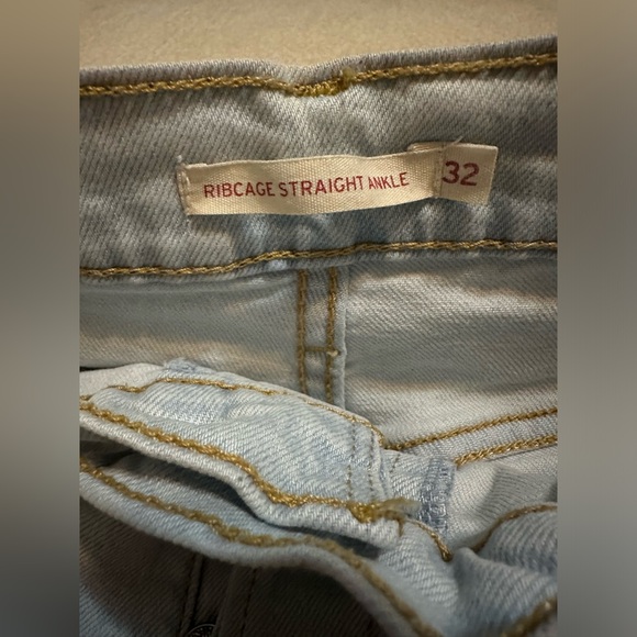 Levi’s Ribcage Straight 👖 - Picture 3 of 3
